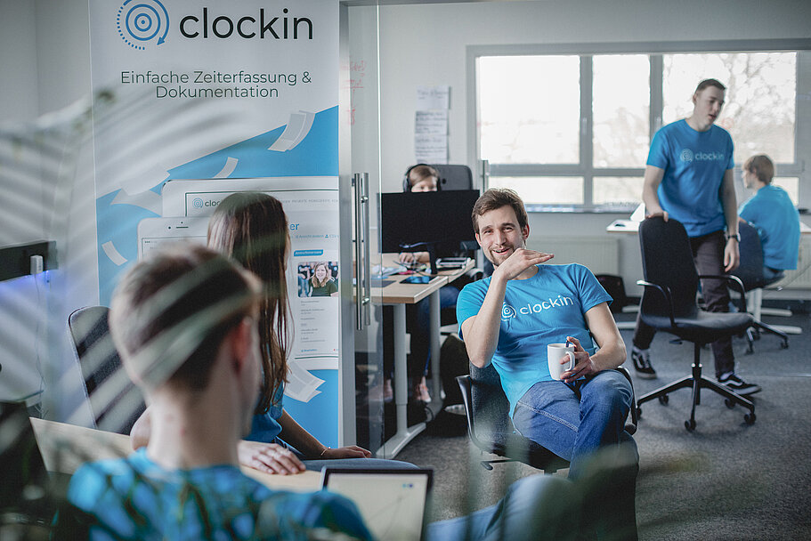 [Translate to English:] clockin Team startup in neuen Büroräumen